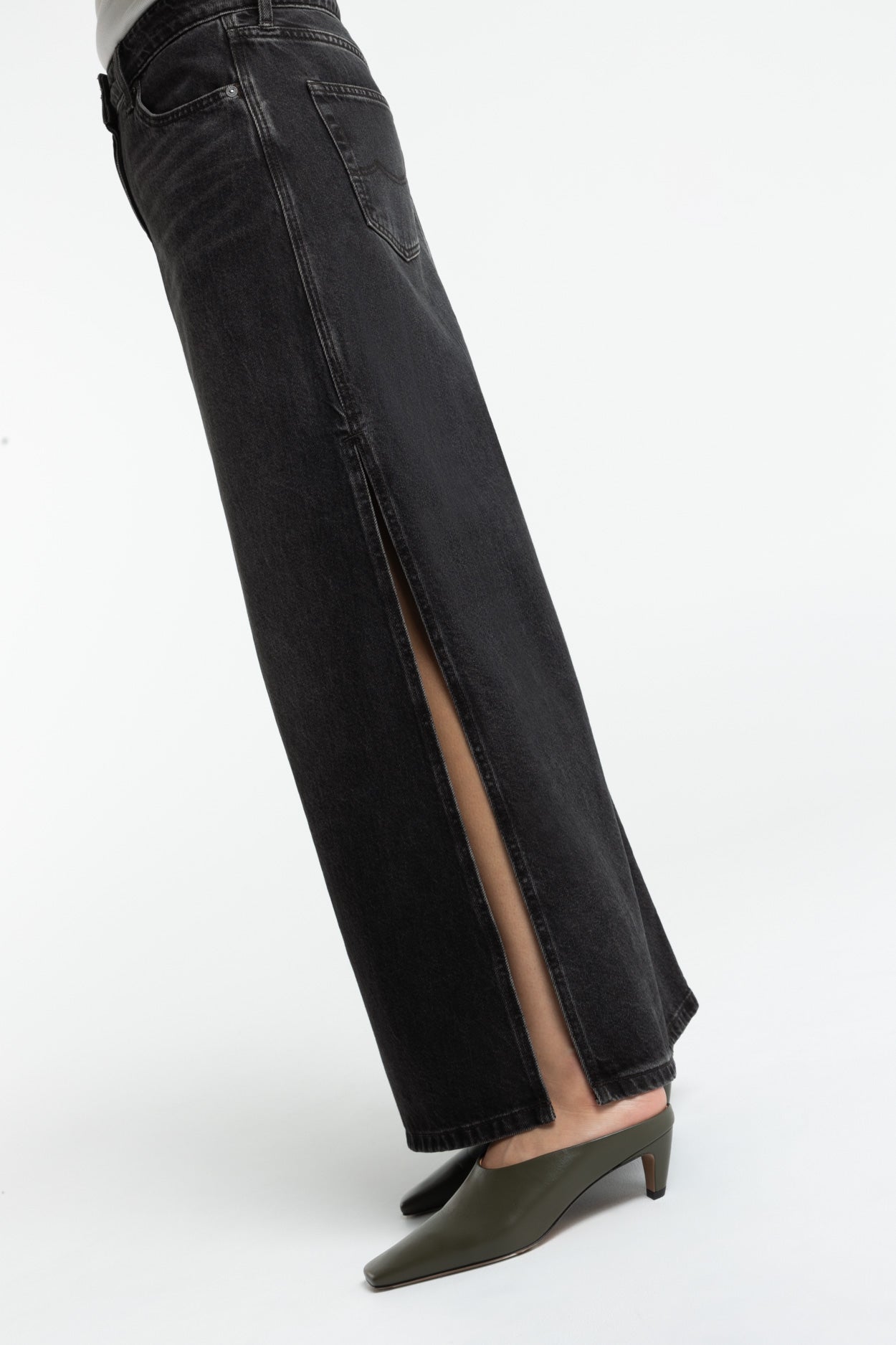 AMIRAH | VILMA BROWN BLACK WORN
