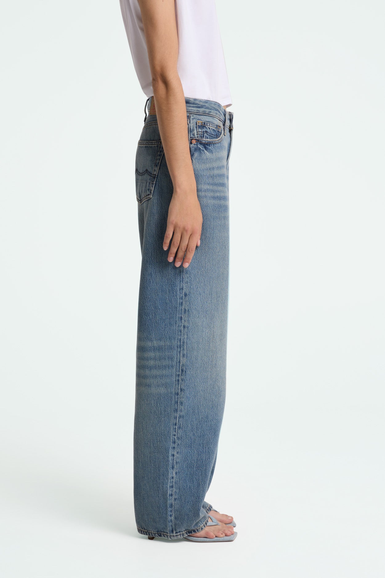 JOAN | LEWISBORO MID TINT