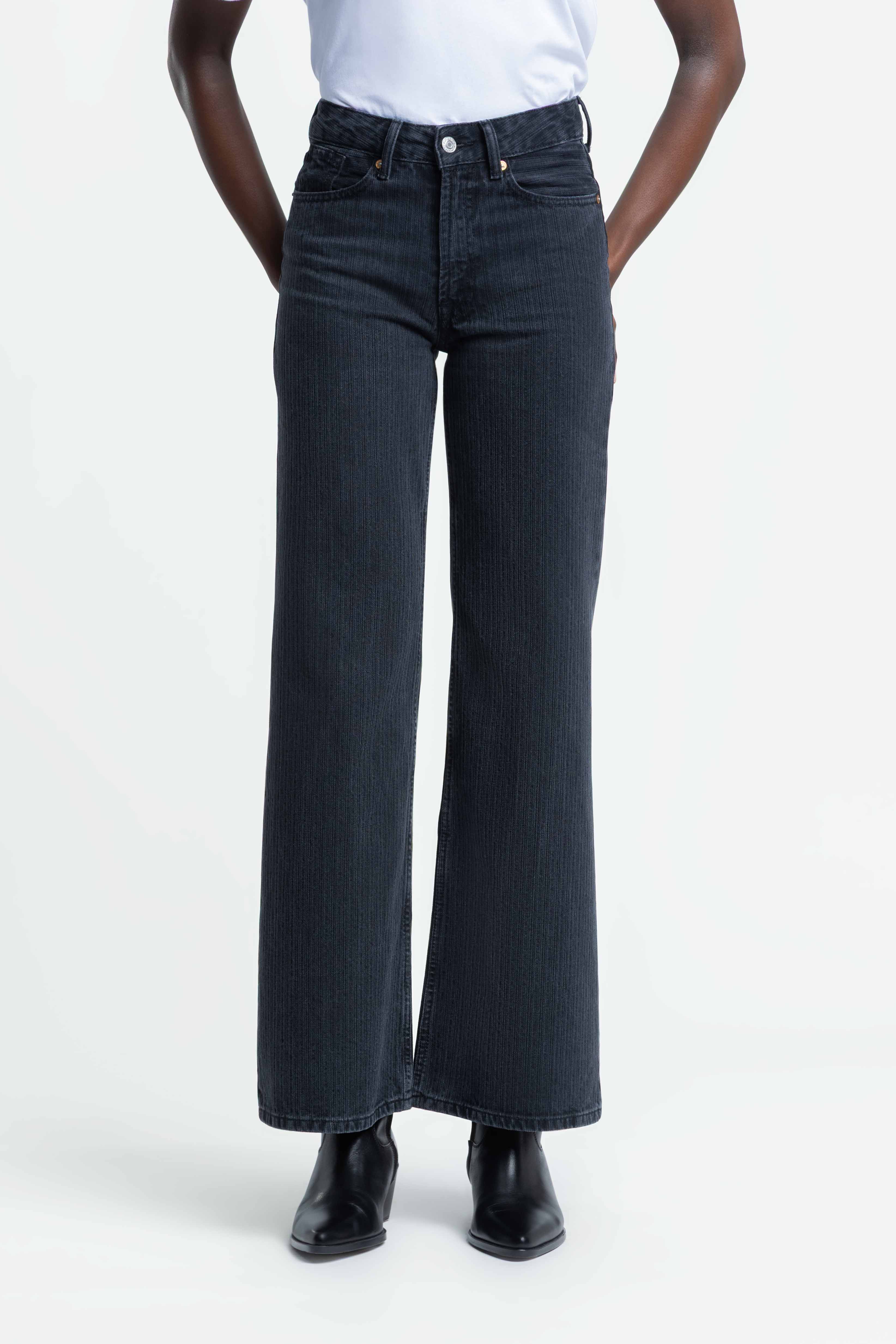 JANE | STRIPE BLACK WORN