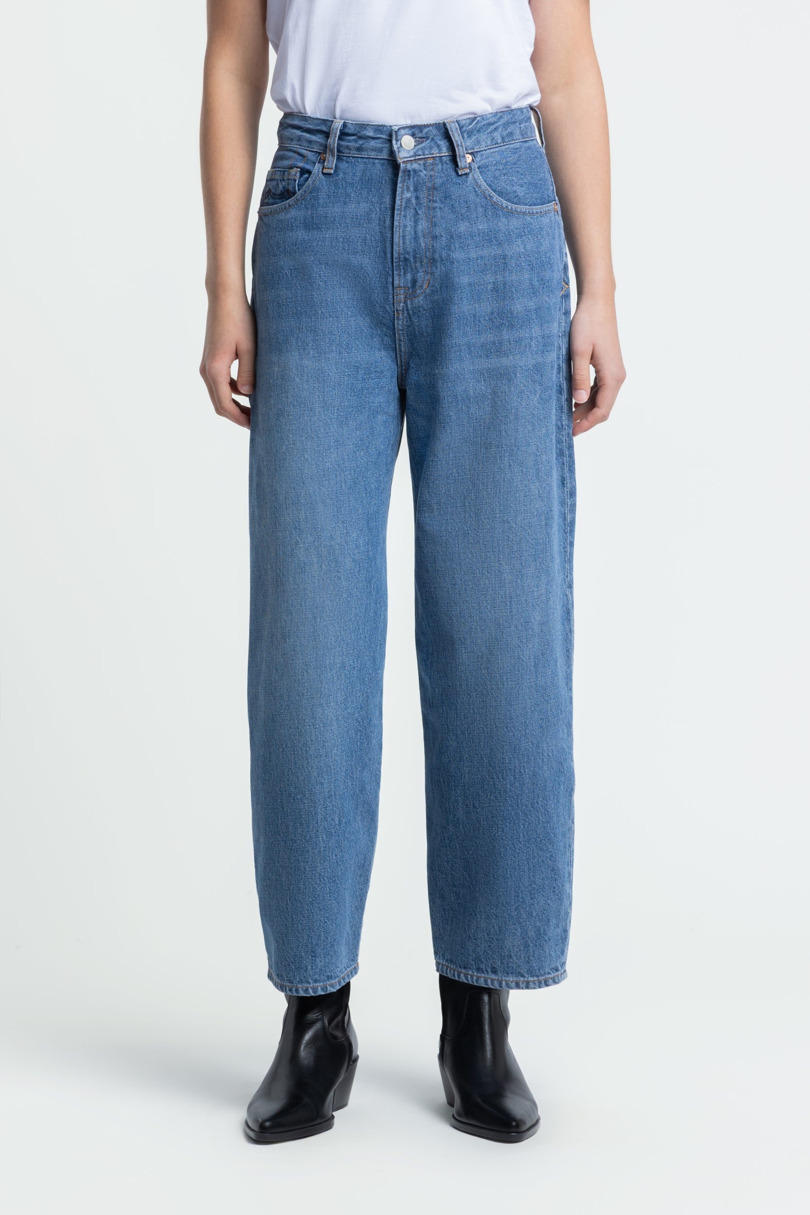LEILA | CEKY BLUE WORN