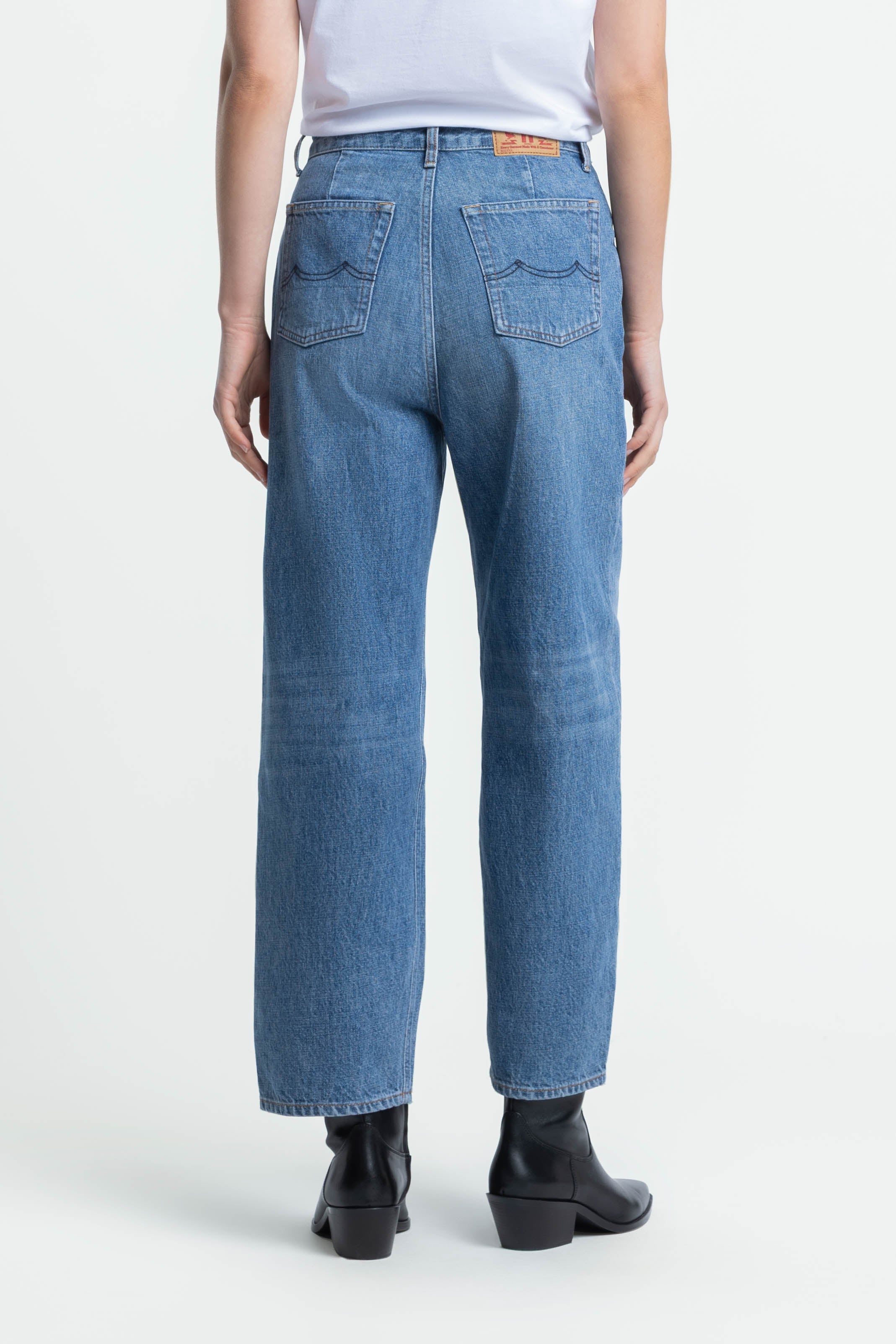 LEILA | CEKY BLUE WORN